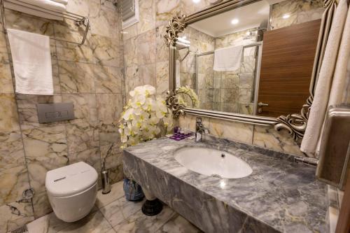 特拉布宗Anatolia Hotel的一间带水槽、卫生间和镜子的浴室