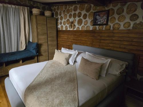 布泽乌河畔瓦马乡Cazare Vama Buzaului la Vama Aniral的一间卧室配有带白色床单和枕头的床。