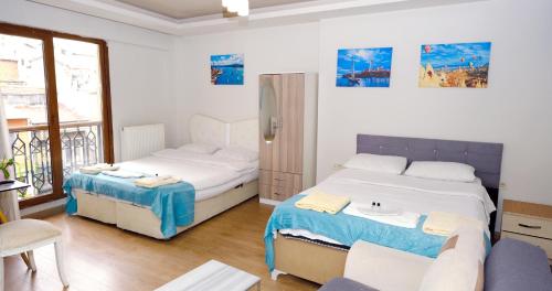 伊斯坦布尔Taksim Next Hotel的一间卧室配有两张床和一张沙发。