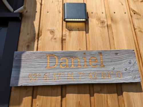 帕彭堡Tiny House Daniel的木门上的一个标语