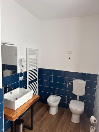 PiaggiaLa Briga的一间带卫生间和水槽的浴室