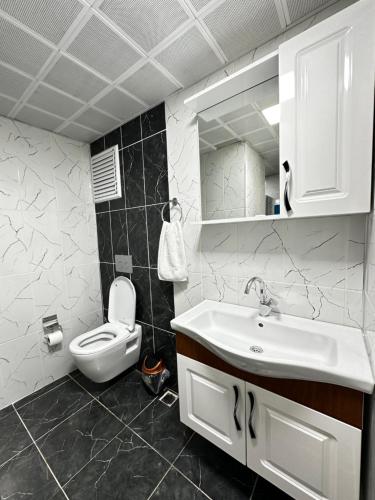 特拉布宗Renaissance Apart Hotel的浴室配有白色水槽和卫生间。