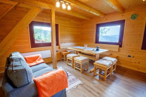 采尔克诺Bomas house的小木屋设有用餐室和桌子