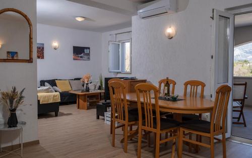 DurovićiDubrovnik Airport Apartment Tea的用餐室以及带桌椅的起居室。