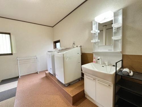 日光Polar Resort Nikko 4 - Vacation STAY 30491v的一间带水槽和白色冰箱的浴室