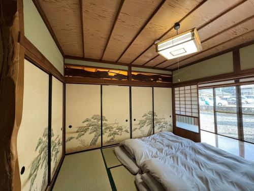 日光Polar Resort Nikko 4 - Vacation STAY 30491v的一间带床的卧室,位于带窗户的房间内