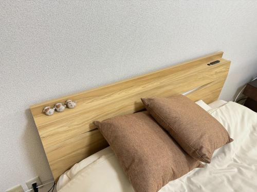 名古屋Rainbow takakura - Vacation STAY 16466的一张带两个枕头的床的木制床头板