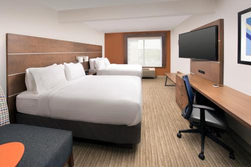林夕昆高地巴尔蒂摩快捷智选假日酒店-BWI北机场的酒店客房配有两张床和一张书桌