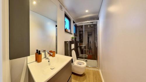 木洛希尼Kasthouse Luxury mobile home Orange的白色的浴室设有卫生间和水槽。
