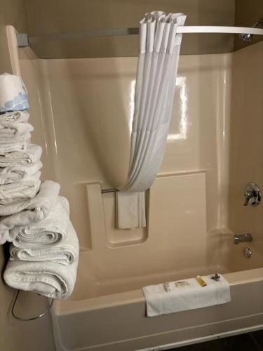 埃斯卡诺巴埃斯卡诺巴速8酒店的带淋浴和毛巾的浴室
