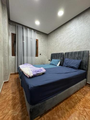 Derouaappartement spacieux的一间卧室配有一张蓝色床单