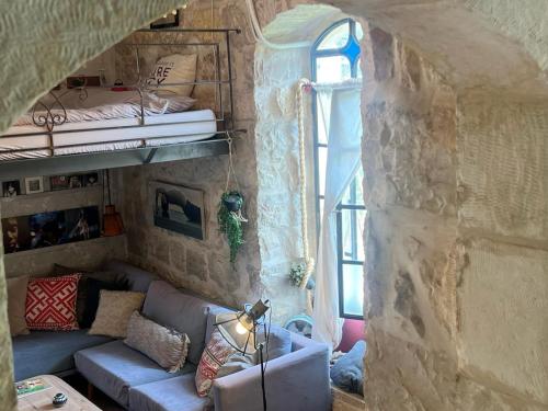 耶路撒冷נרקיס NARKIS的客厅设有一张石墙沙发
