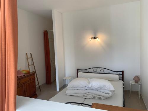 切尔维奥内Corse CERVIONE T2的一间卧室配有一张带两个枕头的床