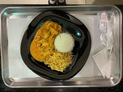 索罗卡巴Prestige Motel 2的微波炉里放着一碗带面条和米饭的食物