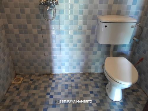 KalangalaPelican Resort Beach的浴室设有卫生间和蓝色瓷砖。
