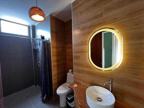 洛斯拉甘斯Gamora Hotel Playa的一间带卫生间、水槽和镜子的浴室