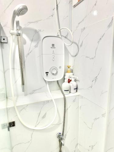 曼达维市Eurto Stay的带淋浴的浴室,拥有白色的大理石墙壁