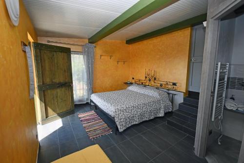 LeiviCamera di Molly的小房间设有床和窗户