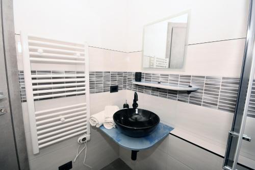 LeiviCamera di Molly的浴室设有黑色水槽和镜子