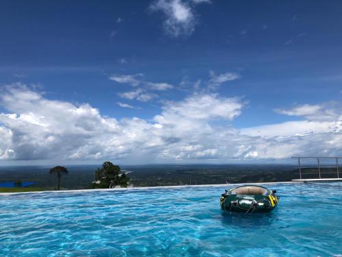 GuamalGuayupes Hotel de Aventura的水中带船的游泳池