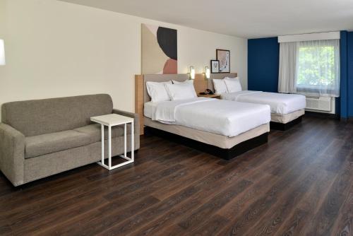 达拉斯Spark By Hilton Dallas Market Center的酒店客房,设有两张床和一张沙发