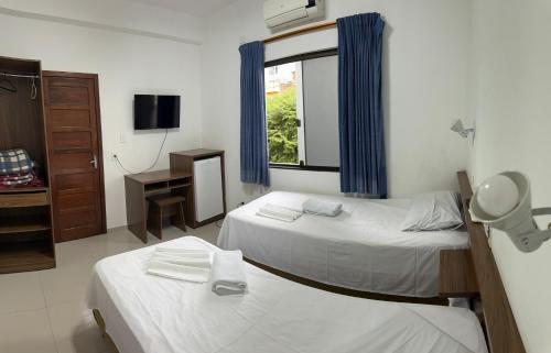 伊瓜苏朱尔霍15号酒店的酒店客房设有两张床和窗户。
