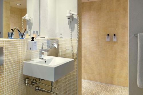 哥本哈根弗朗特斯堪迪克酒店的一间带水槽和淋浴的浴室