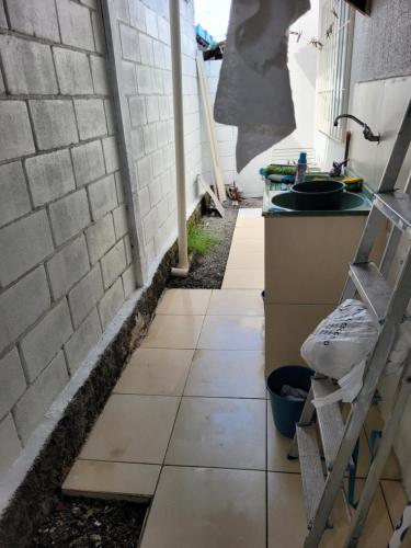 马塞约CASA JARDIM PINHEIROS的厨房里的一个地板,配有水槽