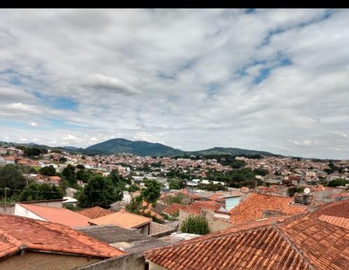 布拉干萨-保利斯塔Pousada Malu的享有屋顶和山脉的城市美景