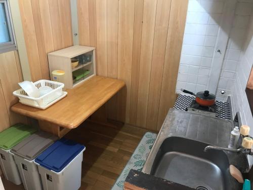 座间味村Marine Lodge Umigoya - Vacation STAY 23086v的一个带柜台和水槽的小厨房