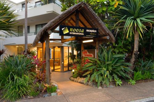 努萨角努沙国际公寓式度假酒店的建筑前有标志的酒店