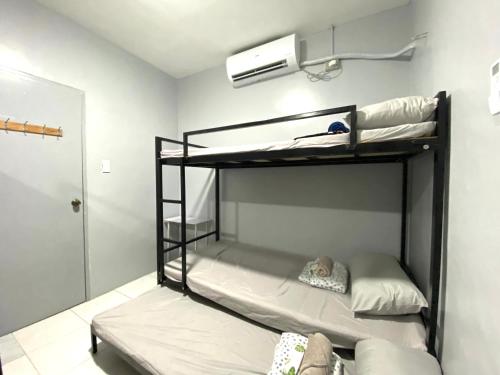 维拉克Can accommodate up to 10 guest near Virac Airport的一间客房内配有两张双层床的房间