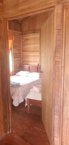 蓬塔雷纳斯Cabaña Palo Verde的小木屋内带两张床的房间