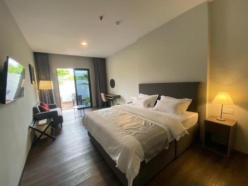 TanjungubanONYX HOTEL & VILLA的一间带大床的卧室和一个阳台