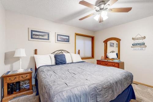 威斯康星戴尔Light House 603的一间卧室配有一张床和吊扇