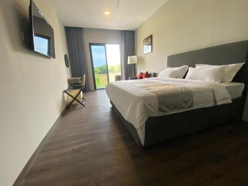 TanjungubanONYX HOTEL & VILLA的一间卧室设有一张大床和一个窗户。