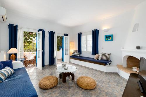 艾丽奇ALYKI'S FAMILY POOL Villa的客厅配有蓝色的沙发和桌子