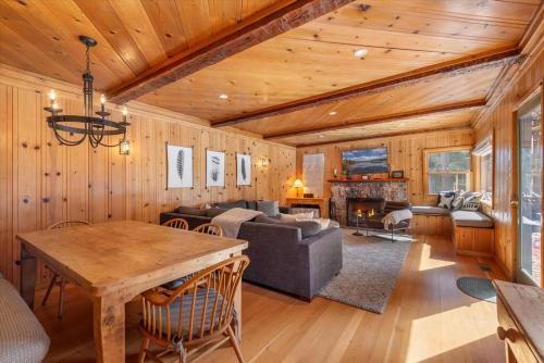 玛瑙湾Spacious, Central, & Cozy Cabin Near Lake & Trails的客厅配有沙发和桌子