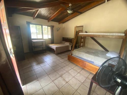 JalobaLapa Verde Lodge的客房设有两张双层床和风扇。