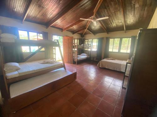 JalobaLapa Verde Lodge的客房设有两张双层床和天花板。