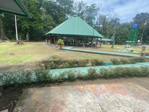 JalobaLapa Verde Lodge的公园内带绿色帐篷的凉亭