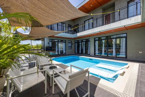 MaribagoISLA VILLA 2 Luxury Pool Villa near beach with karaoke video games barbecue的一座室内泳池