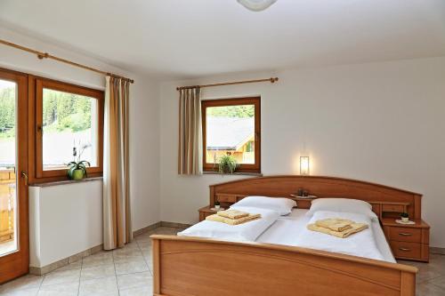 萨伦蒂诺Ferienhaus Berger的一间卧室配有一张床,上面有两条毛巾