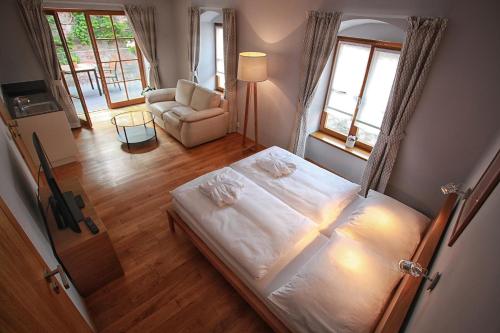 波杰布拉迪多布雷卡西宾馆的一间卧室,卧室内配有一张床和一把椅子