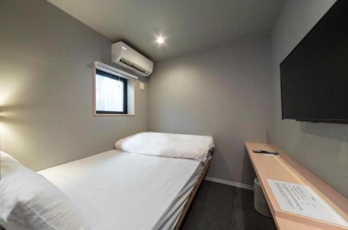 SumiyoshiBoxi hakata 1 - Vacation STAY 61823v的小房间设有两张床和电视