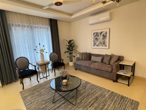 伊斯兰堡1 Bedroom Furnished Apartment at Eighteen Islamabad的客厅配有沙发和桌子