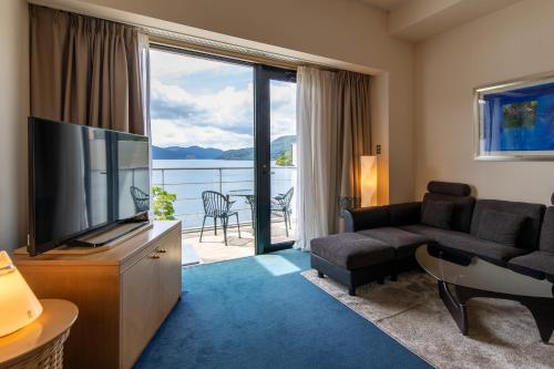 箱根箱根酒店的客厅配有平面电视和沙发。