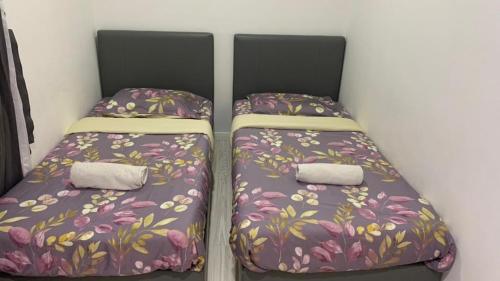 哥打京那巴鲁Sutera Avenue Kota Kinabalu的两张睡床彼此相邻,位于一个房间里