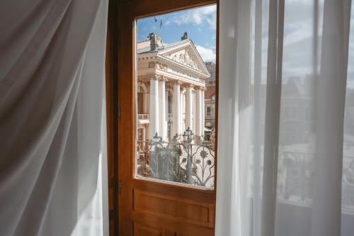 奥拉迪亚阿斯托瑞上豪大酒店的从窗户可欣赏到建筑的景色