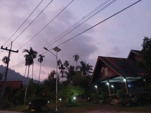 考索竹楼酒店的棕榈树的加油站